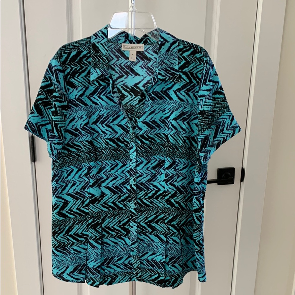 Dana Buchman Black and Blue Short Sleeve Shirt with Geometric Pattern